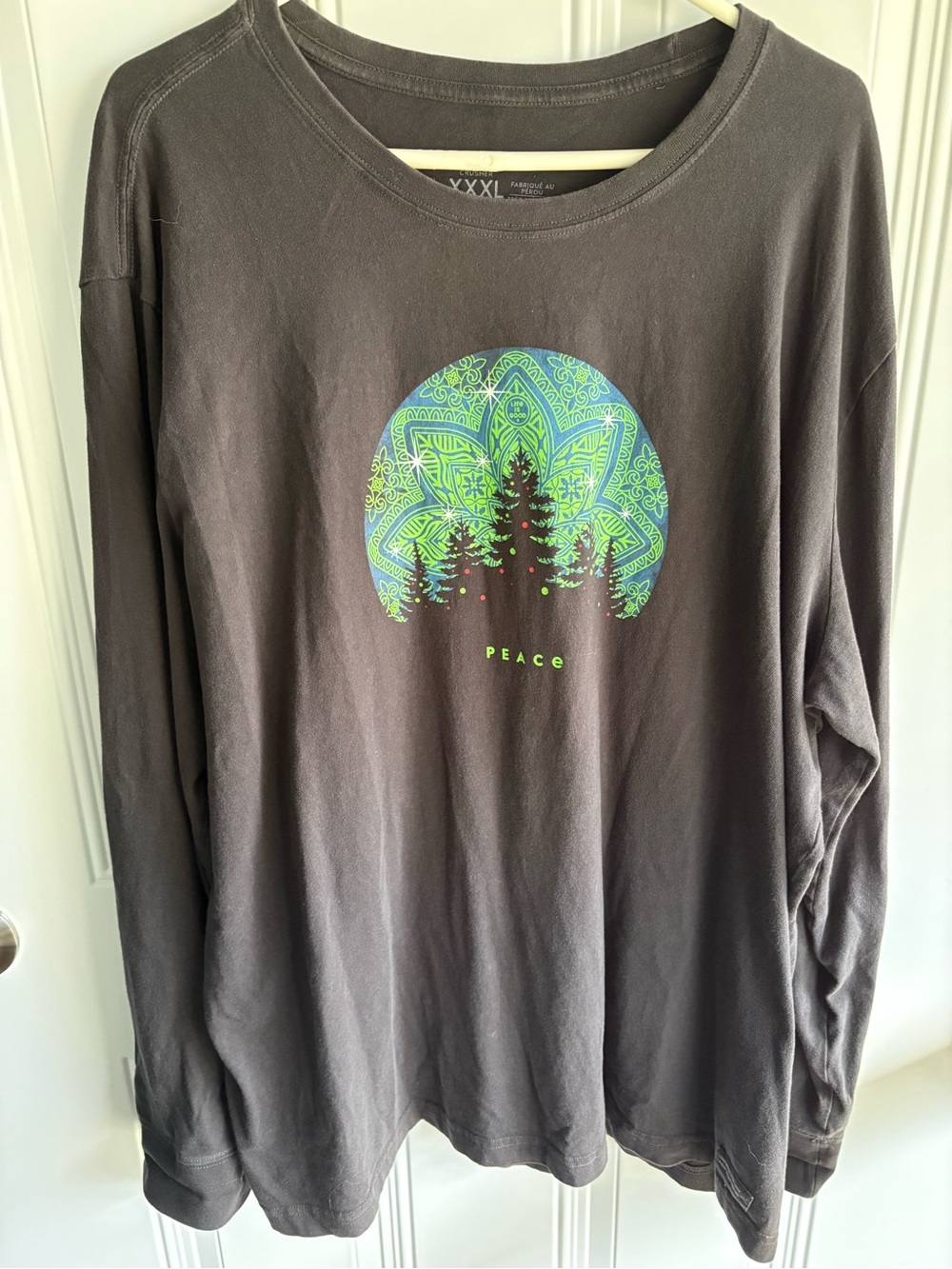 Life Is Good Men's Dark Gray Long-Sleeve Shirt with Green Christmas Tree Graphic